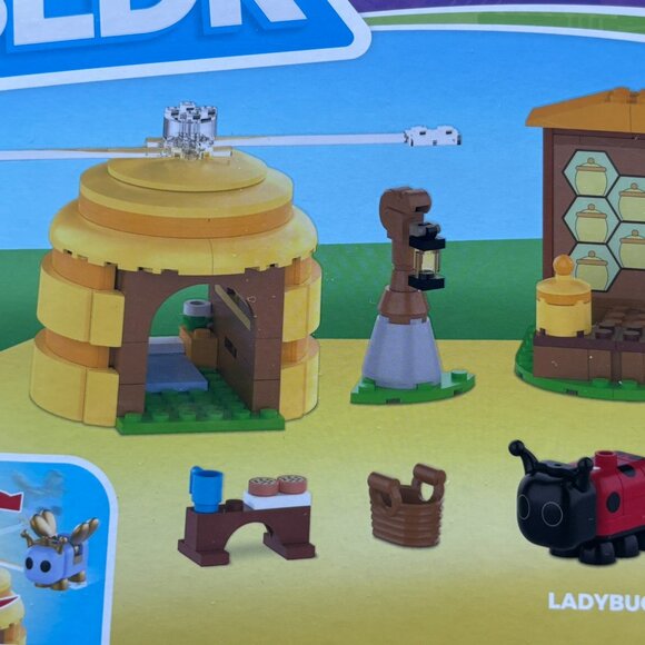 NEW BLDR Adopt Me! Coffee Shop Inerior with Queen Bee Building Set - 225 Pieces - Picture 11 of 13